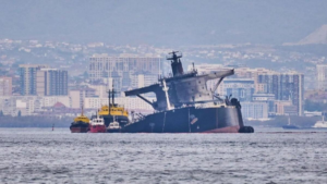 Незадолго до появления в порту Новороссийска был обнаружен атакованный морскими дронами нефтяной танкер “Афромакс Рио”, накренившееся судно.
