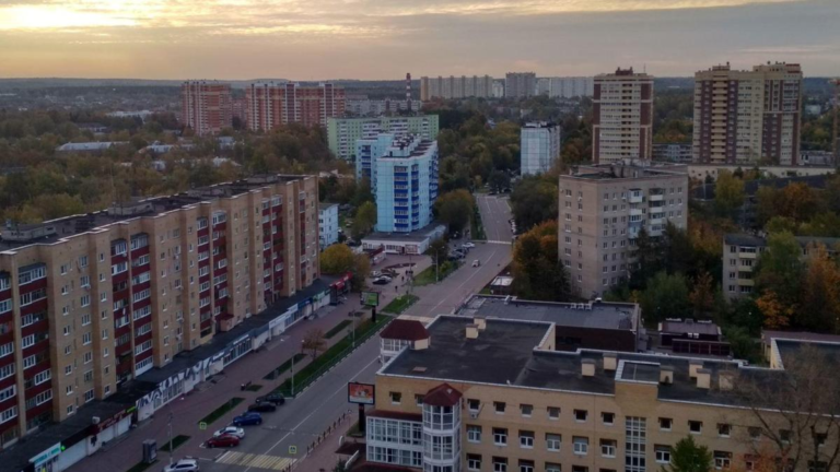При крупнейшей за два года атаке дронов на Подмосковье погибли два человека.