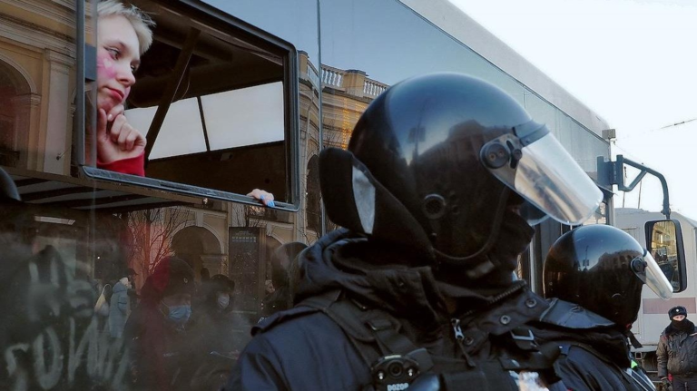 Судьба — ваша, непоколебимость — наша. Как в обсуждения о спасении российских политзаключенных вклинились “первоосновы” и “политическая целесообразность”.
