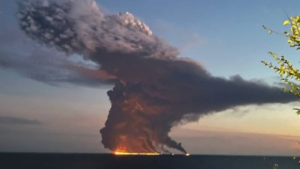 На побережье Сочи не утихают пожары на нефтяных танкерах, грузоподъемность которых в 20 раз превышает танкеры, загрязнившие берега Анапы.