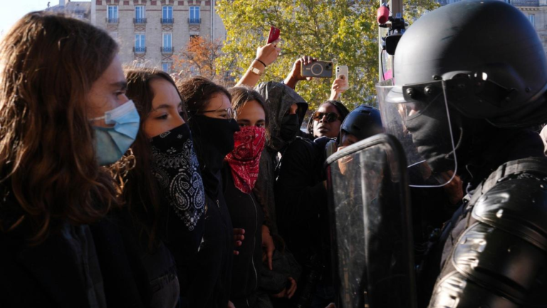 Подростки, протестующие против политики, уже давно заняли улицы Франции. Конфликт – то ли восстановление авторитета, то ли начало перемены.