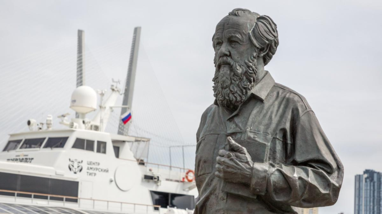 Солженицын снова идет по этапу. Памятник писателю-лауреату Нобелевской премии бродит по Владивостоку в поисках нового места.