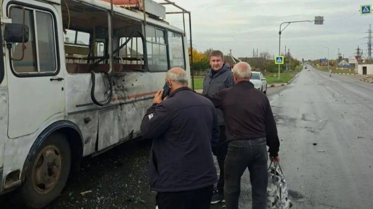 После нападения безпилотного летательного аппарата в Белгородской области пострадали 4 пассажирки рейсового автобуса. По информации оперштаба, у одной из пострадавших диагностировано незавершенное ампутирование ноги.