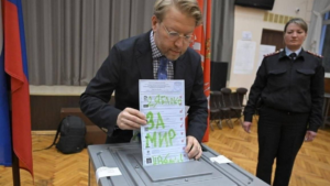 Лидера партии “Яблоко” Рыбакова оштрафовали на 1000 рублей за надпись «За мир» на бюллетене по делу о “хулиганстве”.