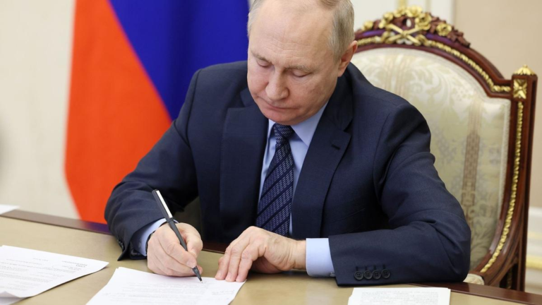 Путин взял под внешнее управление новую группу “дочек” европейских компаний с выручкой свыше 50 миллиардов рублей. Французские ультраправые ранее считали это “враждебными действиями”.
