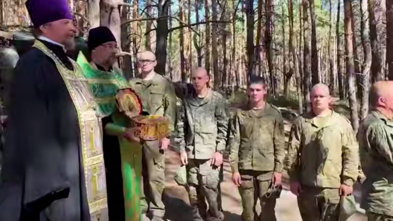 В Русской православной церкви назвали “злонамеренным вымыслом” информацию о потере частиц мощей Донского на фронте.
