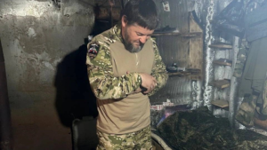 СМИ сообщили, что чиновник, проработавший «краткосрочный контракт» в чеченском батальоне «Ахмат», получил миллиардные активы «дочек» иностранных компаний. Он рассказал, что монетка с изображением Путина спасла ему жизнь на передовой.