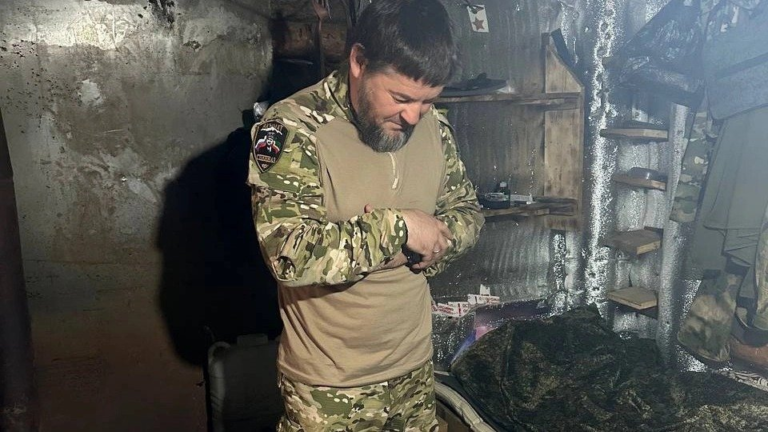 СМИ сообщили, что чиновник, проработавший «краткосрочный контракт» в чеченском батальоне «Ахмат», получил миллиардные активы «дочек» иностранных компаний. Он рассказал, что монетка с изображением Путина спасла ему жизнь на передовой.