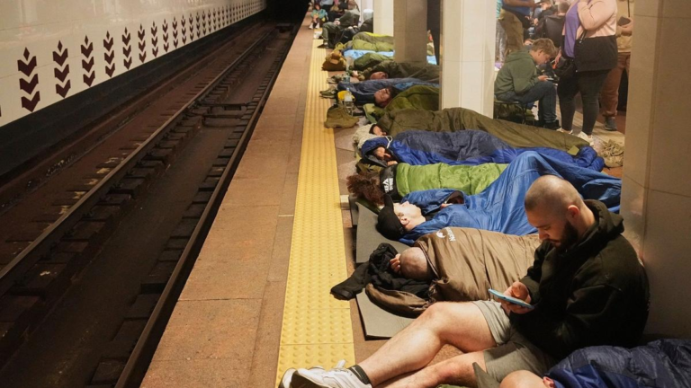 При обстреле следует открывать входные двери. Как готовятся к прибытию в Киев и зачем в “тревожном чемоданчике” свисток. Десять голосовых сообщений для журналиста “Новой газеты”.