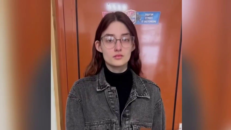 Полиция арестовала девушку, грубо раскритиковавшую мемориал Ржевского, и зафиксировала ее извинение на камеру.