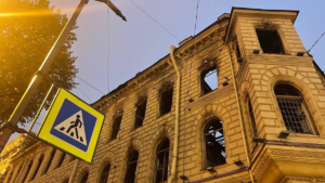 Пожар в аварийном особняке Миллера в центре Петербурга потушен спустя сутки. Интерьеры объекта культурного наследия выгорели, перекрытия обвалились.