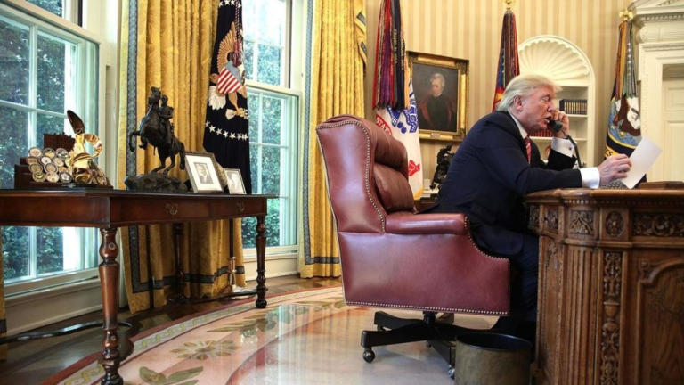 Трамп снял санкции с российского дизеля. Путин подтвердил: Россия поставит миру большую партию топлива. Киев заявил: США используют переговоры с Украиной как «щит», и продолжил удары по НПЗ.