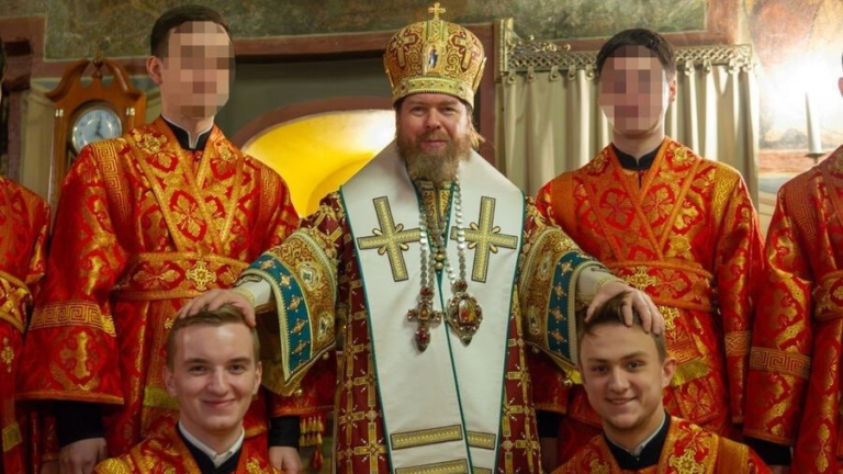 Сок, лопата и бомба из будущего. Почему двух студентов Сретенской духовной академии отправили в СИЗО, несмотря на противоречия в уликах и заявления о пытках.