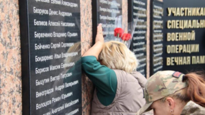 В Ростовской области установили памятник мужчине, осужденному на 15 лет за убийство своей восьмимесячной дочери. Он пропустил останки через мясорубку.