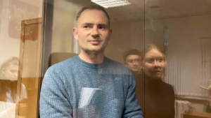 Заместителя председателя партии “Яблоко” и политзаключённого Максима Круглова перевели из ИЗО в колонию. В настоящее время связь с ним временно прервана.