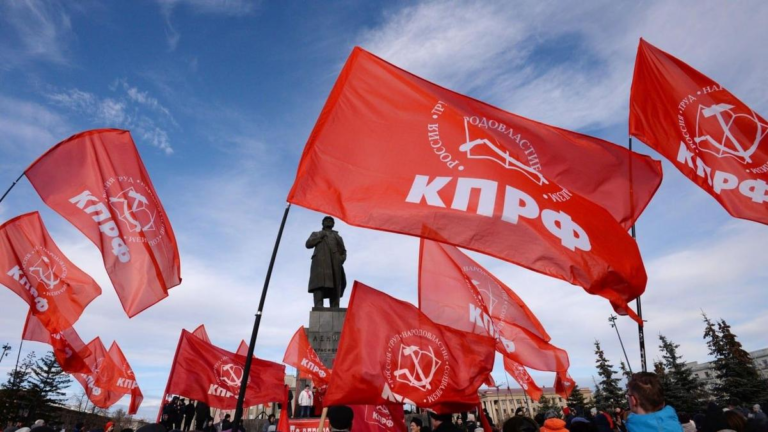В Москве суды арестовали и оштрафовали участников акции КПРФ. Мэрия отказалась подтвердить согласование мероприятия.
