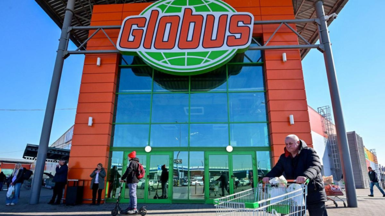 Оставшаяся в России немецкая сеть гипермаркетов Globus наняла на работу экс-канцлера Германии Шредера — в контексте шумной национализации Metro и “Ашана”.